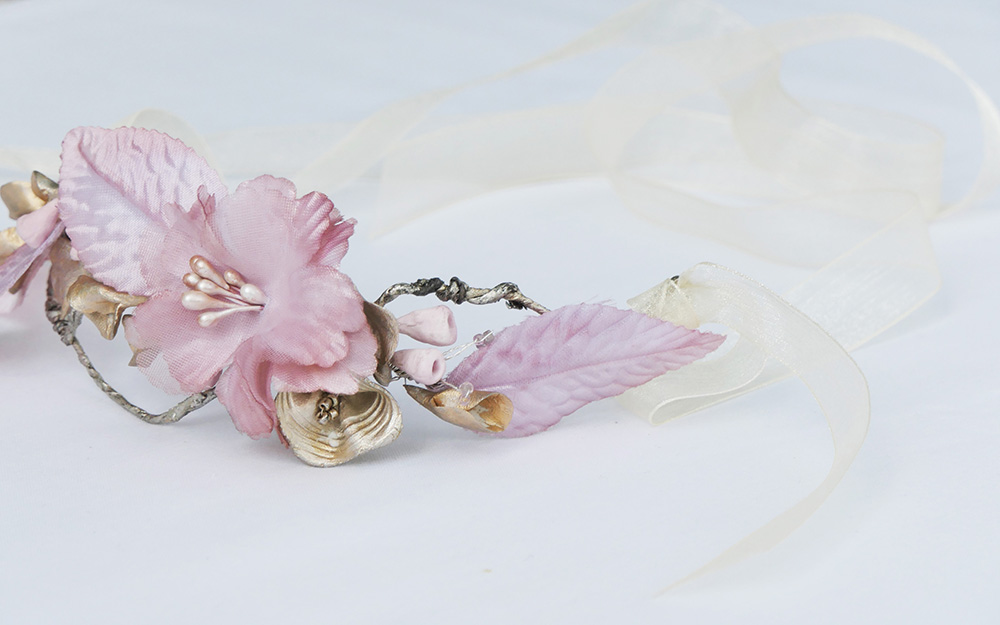 tocado de flores de tela y porcelana en rosa palo