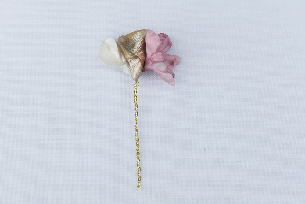 hoja con triple flor de porcelana en rosa, blanco y dorado
