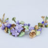 tocado de flores y hojas en porcelana de color lila