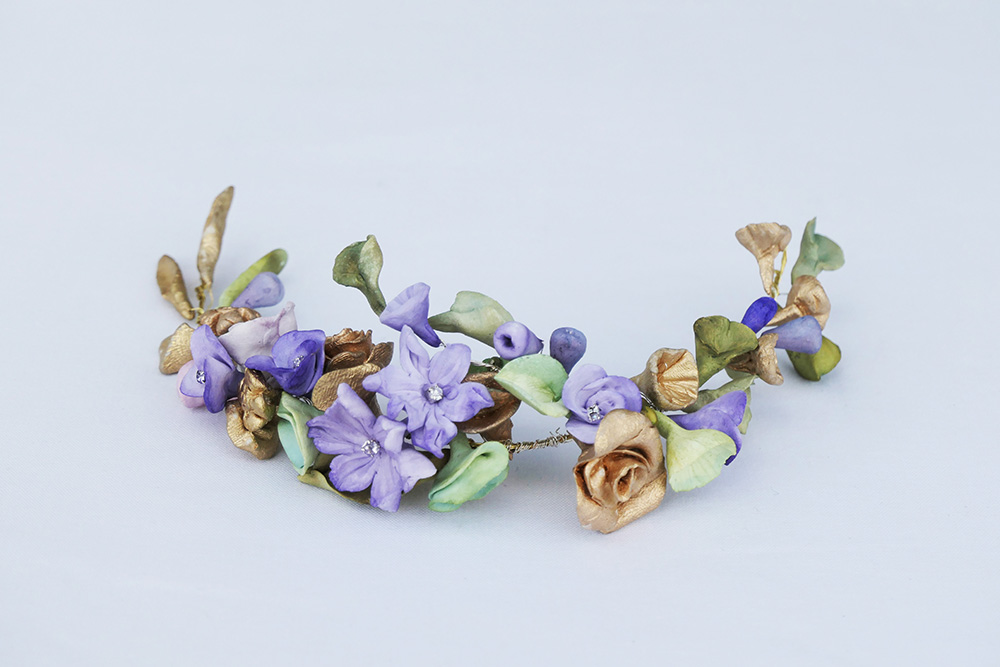 tocado de flores y hojas en porcelana de color lila